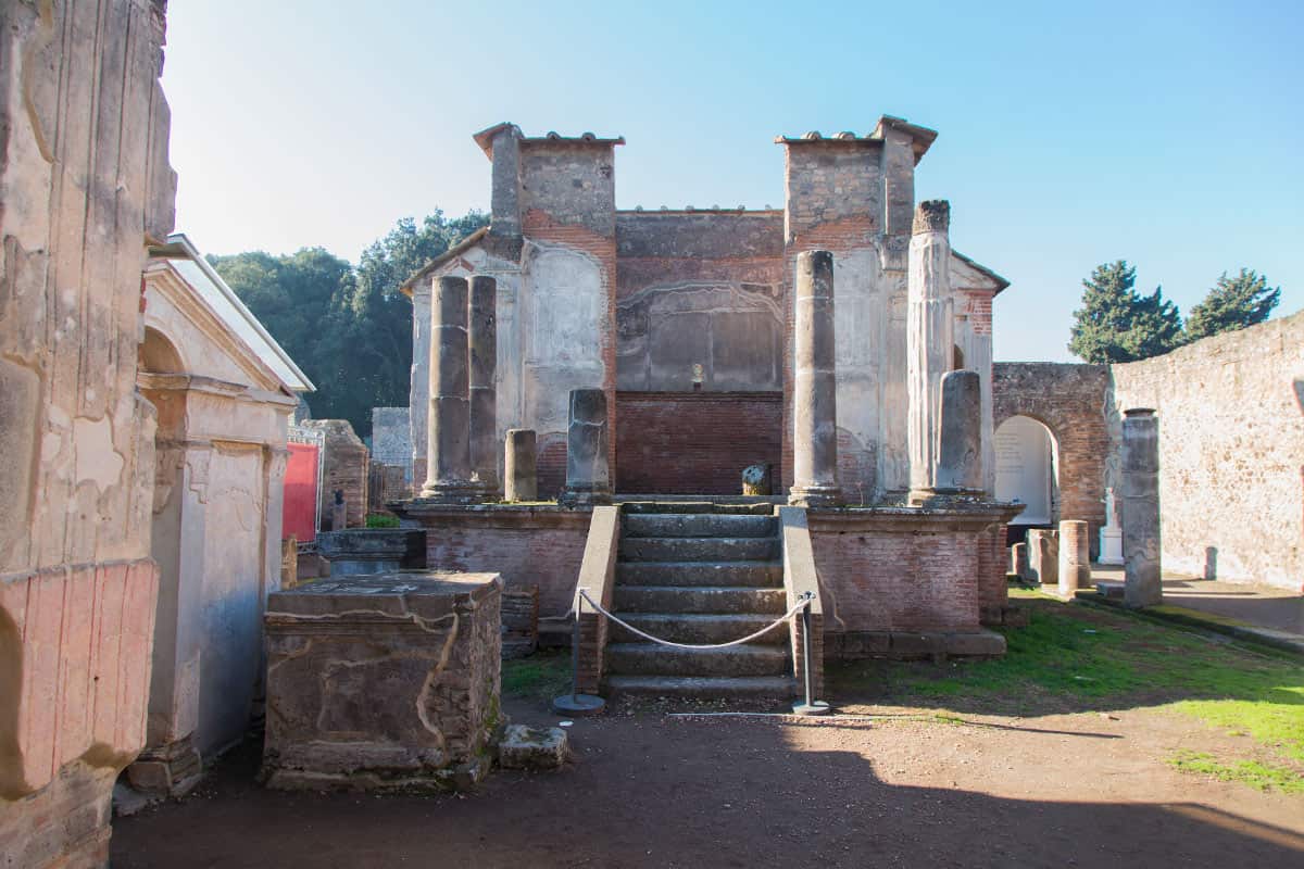 Temple-of-Isis-in-Pompeii